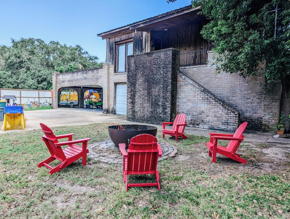 Firepit & large driveway in front the  fully gated Guesthouse