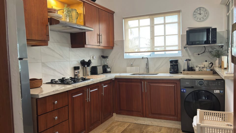 Coffee/tea maker, fridge, microwave, stovetop
