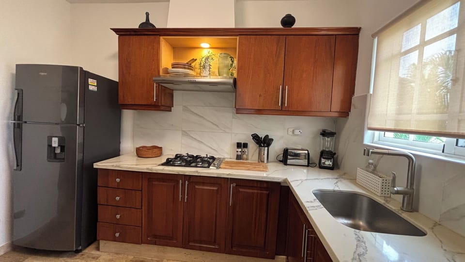 Coffee/tea maker, fridge, microwave, stovetop