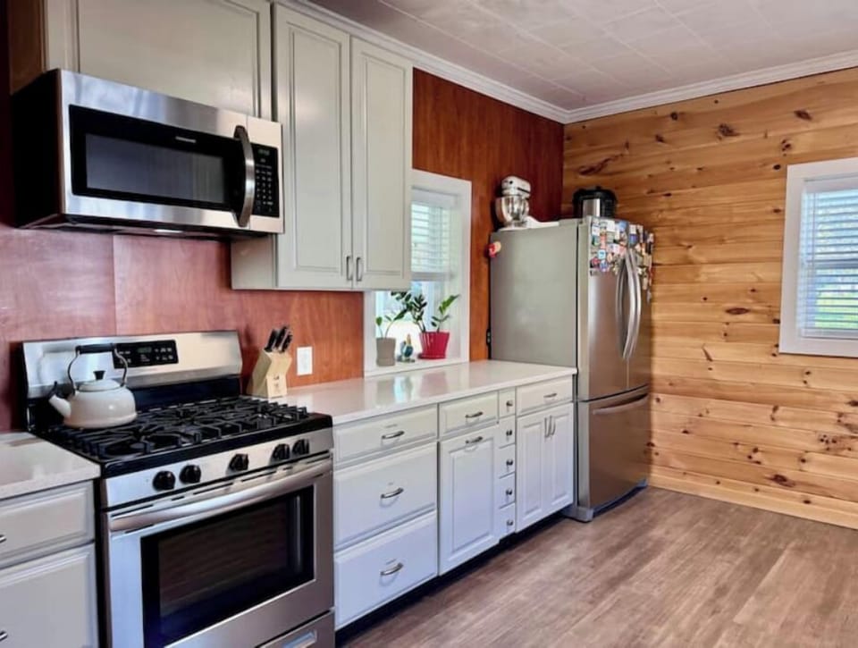 Coffee/tea maker, fridge, microwave, oven