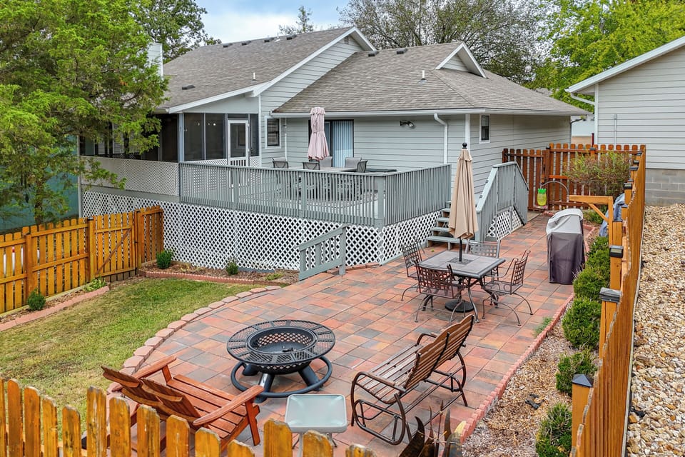 Holiday Island Vacation Rental | 3BR | 2BA | 3 Steps to Enter | 1,504 Sq Ft