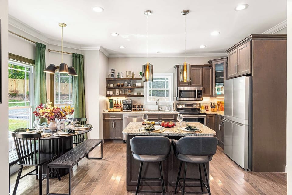 Gather around this spacious kitchen island and enjoy a meal in the bright dining area. A modern and welcoming space, perfect for family breakfasts or evening feasts.