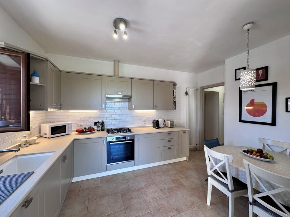 Fully fitted kitchen with washing machine