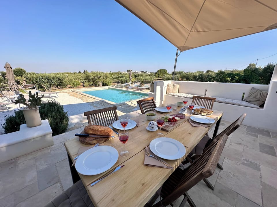 Dine al fresco in the shade