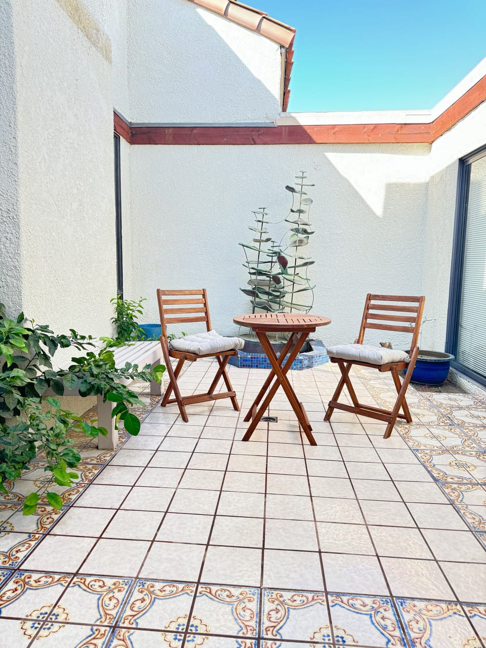 Enjoy your morning coffee in the sunny atrium featuring a water fountain.