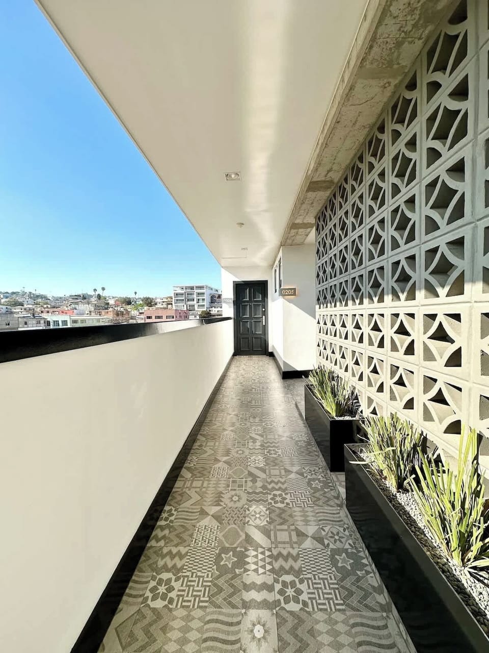 El apartamento se encuentra en "Piso 2", de lado izquierdo al fondo.
Desde los pasillos podrás disfrutar de una maravillosa vista a la ciudad, también podrás observar La Gran Bandera de México que se encuentra justo en frente de nuestro apartamento.