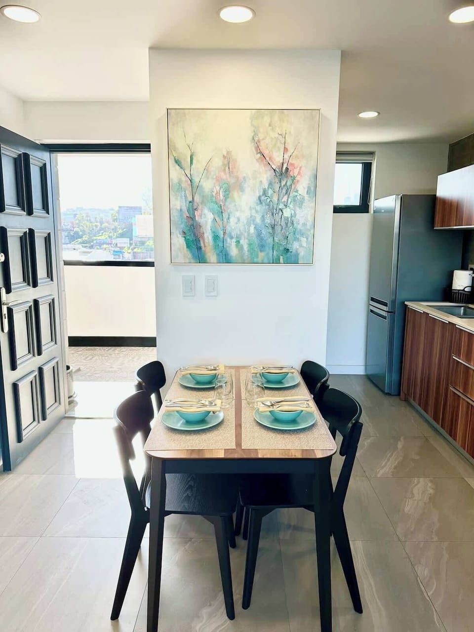 El comedor se encuentra en el centro de la habitación, es para cuatro personas y tiene servicio completo para cuatro personas.