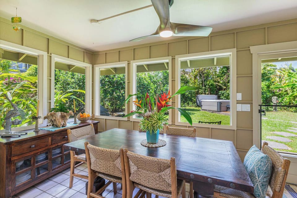 Screened in patio/dinning area