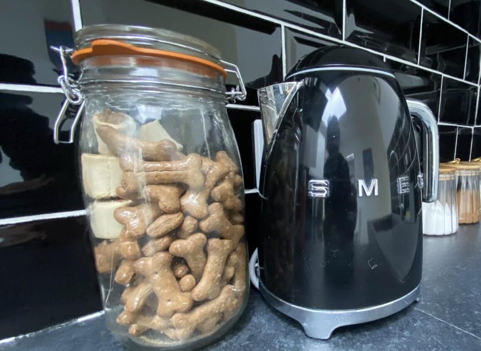 Kettle and treats for the little ones.