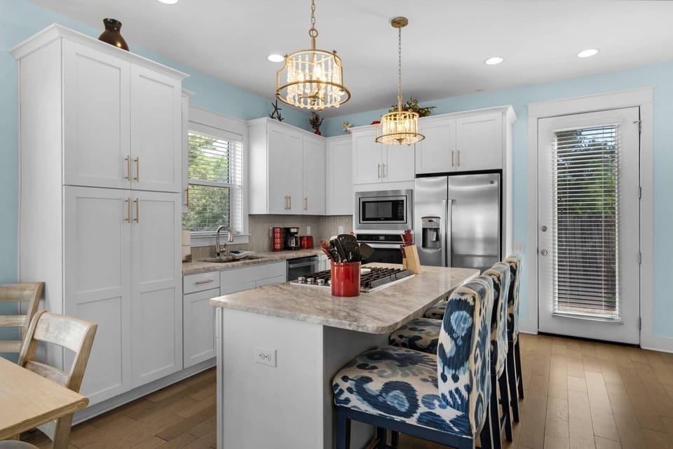 Open concept kitchen/dining area