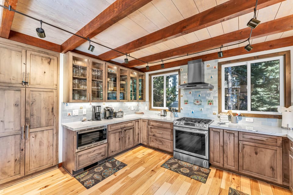 Kitchen: Fully-equipped kitchen, updated appliances, drip coffee maker & Keurig coffee machine, crockpot, blender, adjacent to the dining room