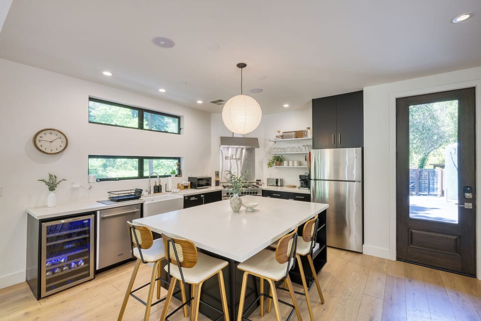Fully equipped kitchen.