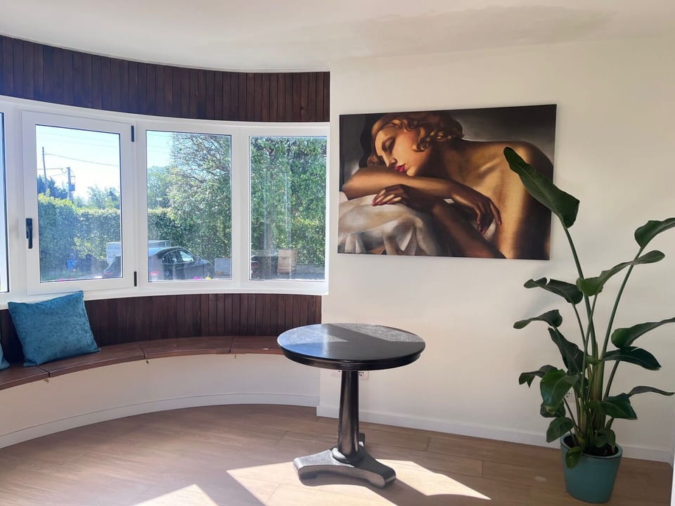 Plant, Property, Building, Comfort, Flowerpot, Interior Design, Houseplant, Wood, Shade, Floor