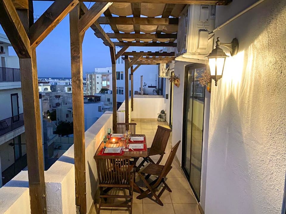 Veranda / Dining Table