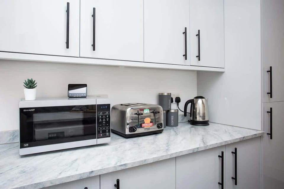 Equipped with essential modern appliances, the kitchen includes a microwave for quick heating and defrosting, making it easy to prepare meals in no time. 