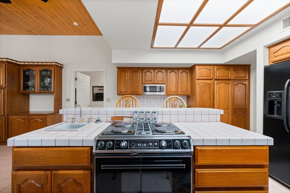 This kitchen blends rustic charm with modern convenience, featuring wooden beams, sleek countertops, and top-notch appliances. Perfect for whipping up gourmet meals or enjoying a cozy breakfast. 🍳✨