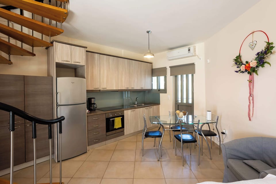 Kitchen space – Spacious and well-organized kitchen area with a convenient dining corner, ideal for preparing and enjoying meals with family or friends.