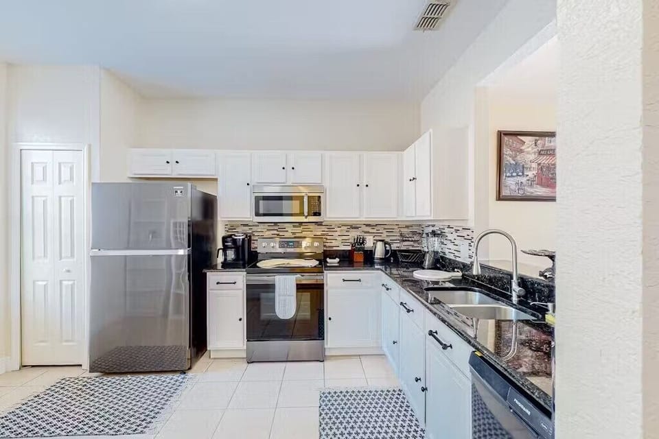 Full kitchen image 2