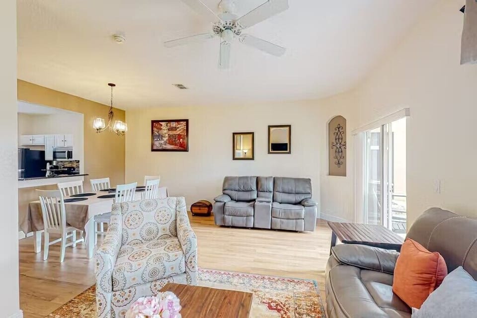 Living room image 3