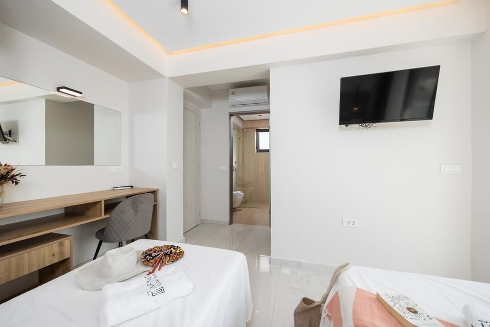 Twin bedroom with en suite bathroom and A/C