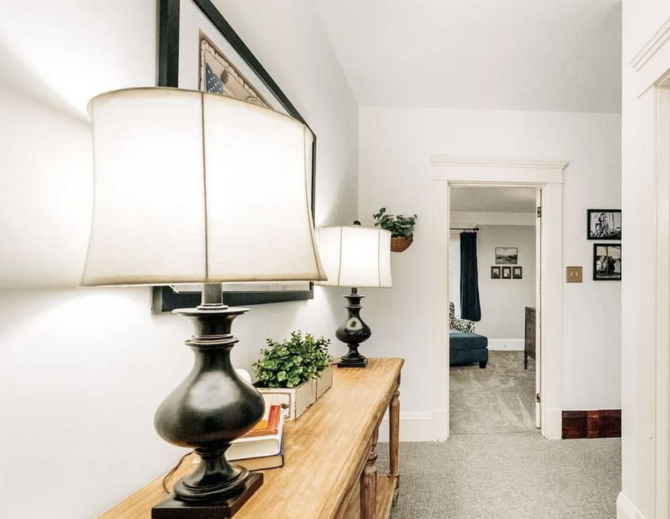 Hallway between the two rooms with the Bathroom inbetween