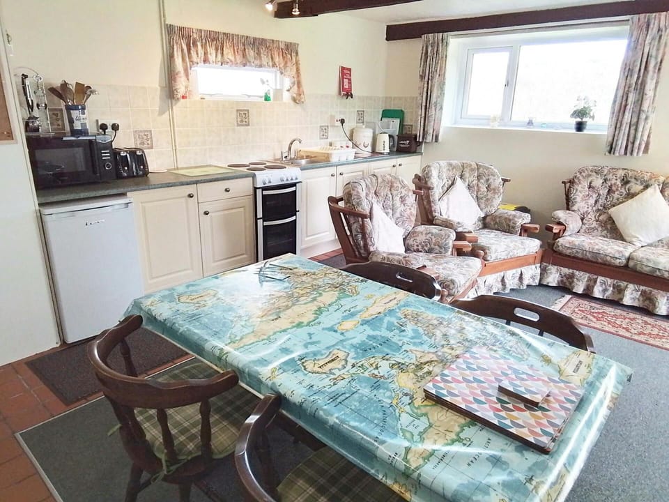 Base kitchen cupboards with electric cooker, under counter fridge and mircrowave