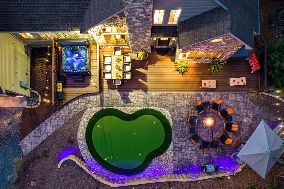 Hot Tub, outdoor dining, firepit, grill, cornhole, giant Connect4, and mini golf