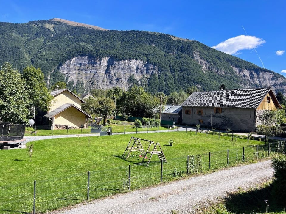 The house is located in a peaceful location five minutes either direction to Bourg d'Oisans and Allemond