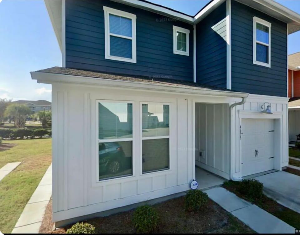 Detached single family home one car garage 4 bedroom/3 bathroom