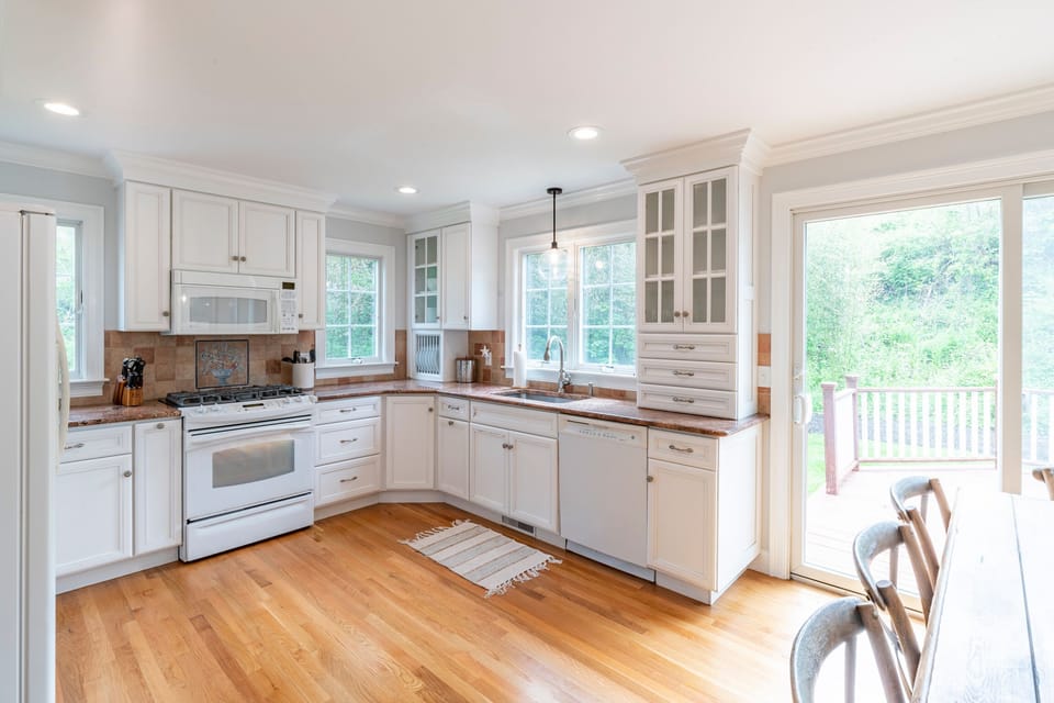 Fully equipped kitchen makes cooking easy (2)