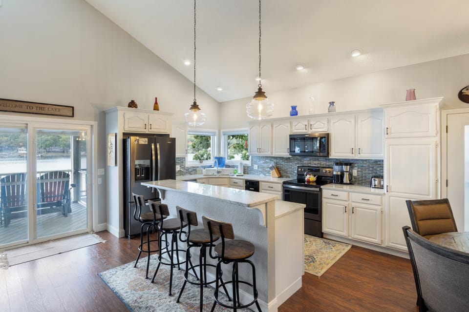 Bright and modern kitchen with all the essentials, plus a breakfast bar and lake views to make cooking a breeze!