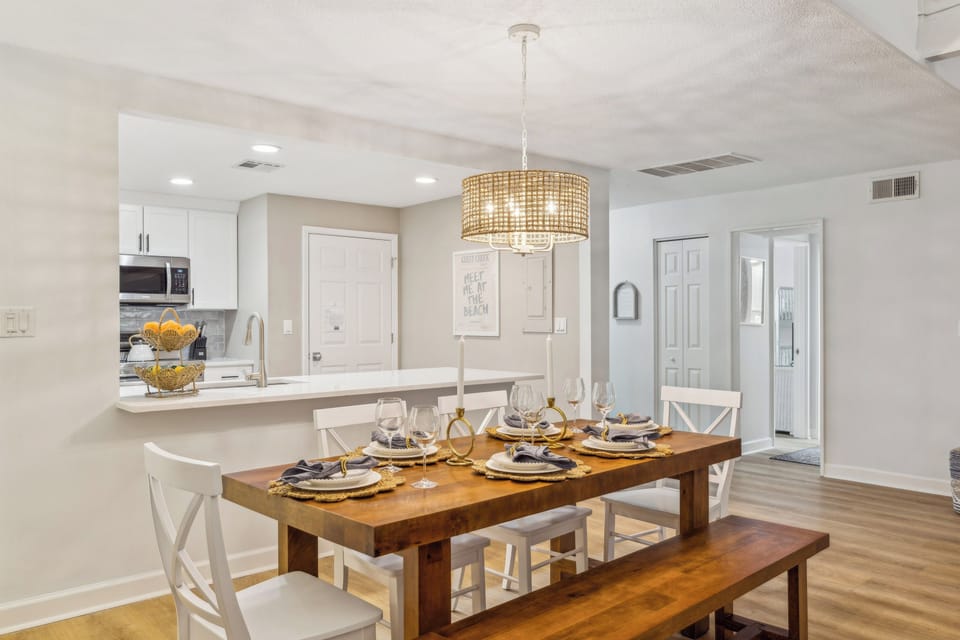 Dining table featuring 6 chairs.
