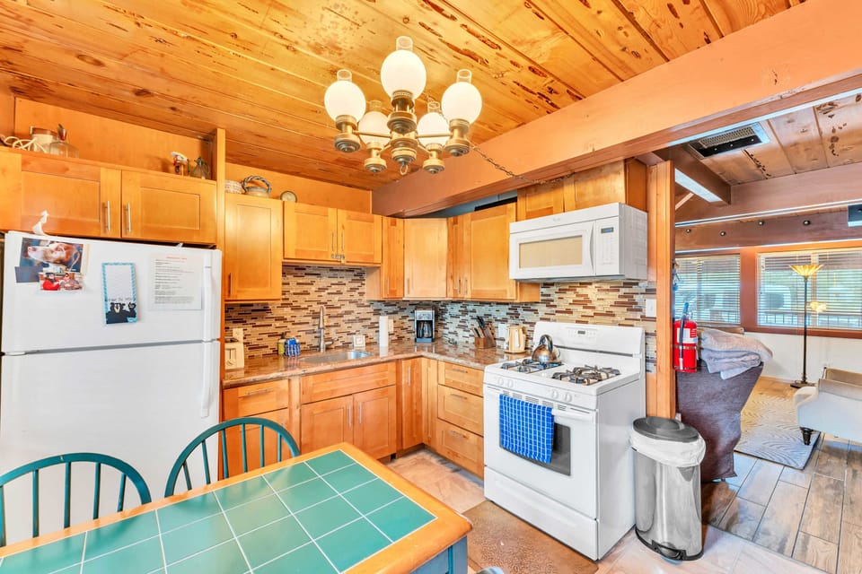 Kitchen: Kitchen: Fully-equipped kitchen, drip coffee maker, 4-person dining table, bench seating
