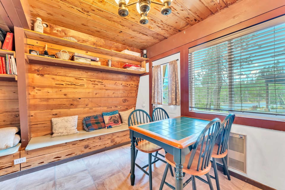 Kitchen: Kitchen: Fully-equipped kitchen, drip coffee maker, 4-person dining table, bench seating
