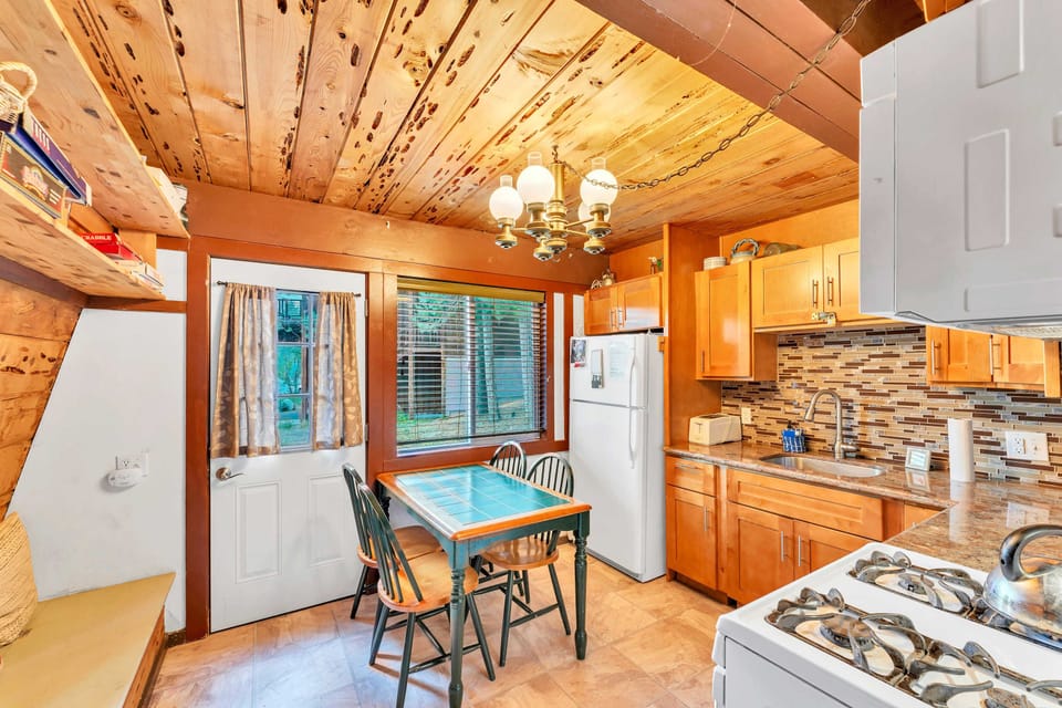 Kitchen: Kitchen: Fully-equipped kitchen, drip coffee maker, 4-person dining table, bench seating
