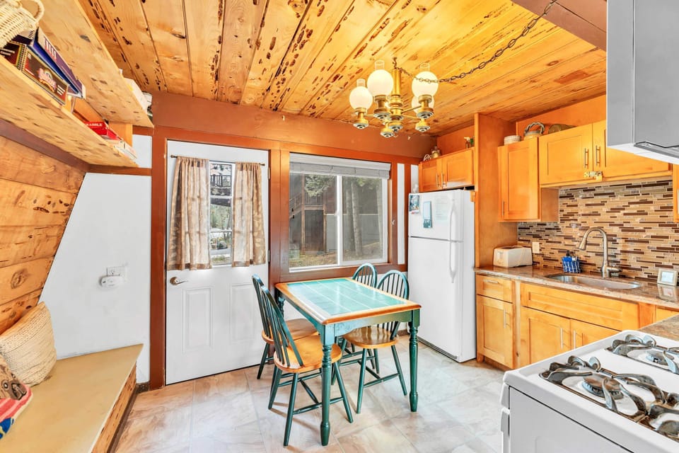Kitchen: Kitchen: Fully-equipped kitchen, drip coffee maker, 4-person dining table, bench seating
