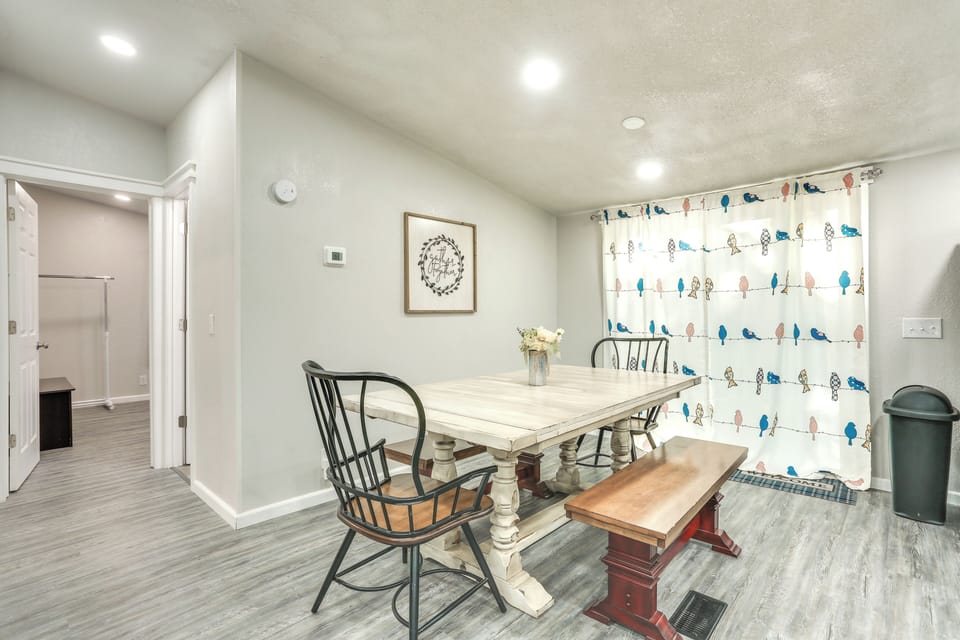 Dining Table | Dishware/Flatware