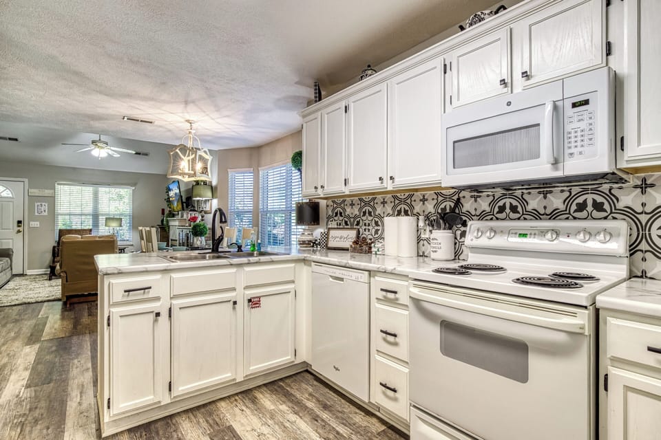 Vacation Rental in the Smokies "Sparkling Waters" - Fully furnished kitchen and bar top