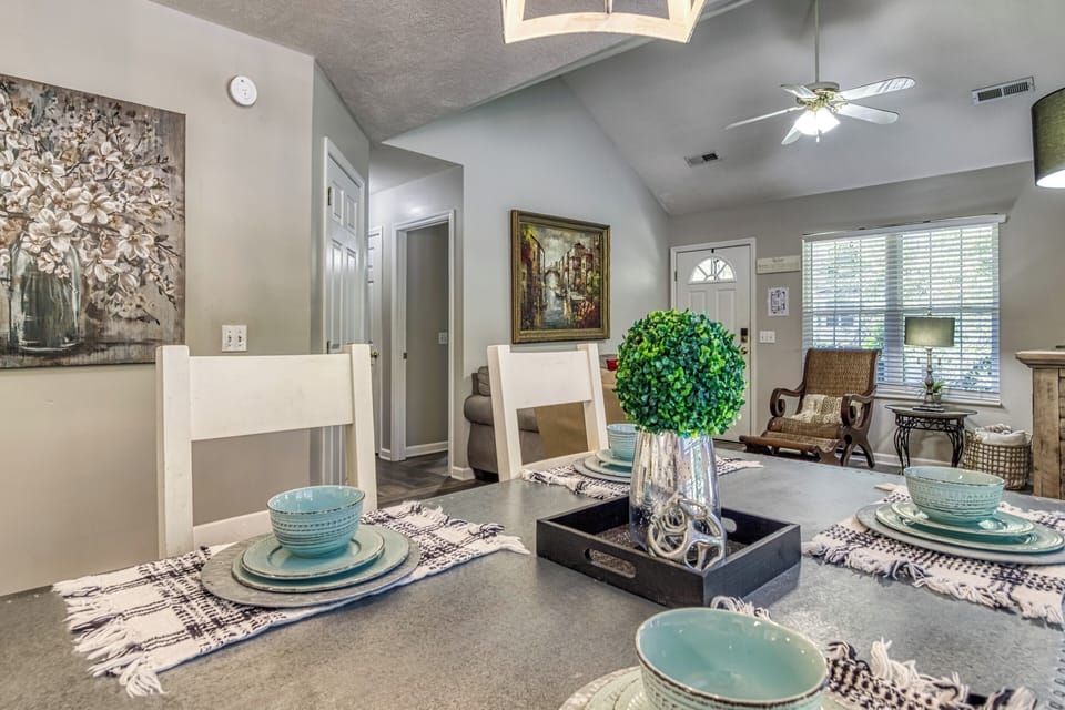 Pigeon Forge Cottage "Sparkling Waters" - Dining table and living room