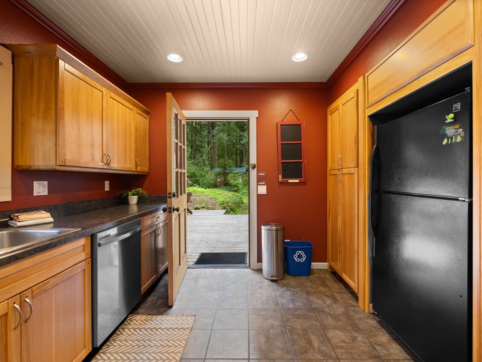 Well-equipped kitchen with easy indoor/outdoor flow. Everything you need for a comfortable and fun stay!
