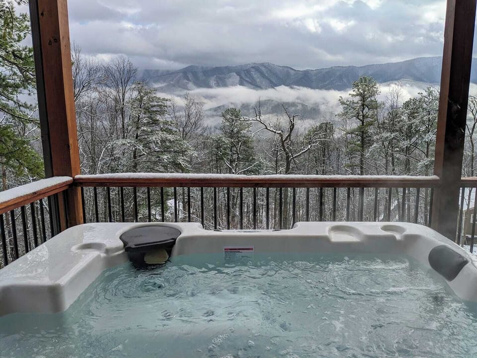 Breathtaking Lake & Mountain VIEWS, Big GAME ROOM & Jacuzzi (6)