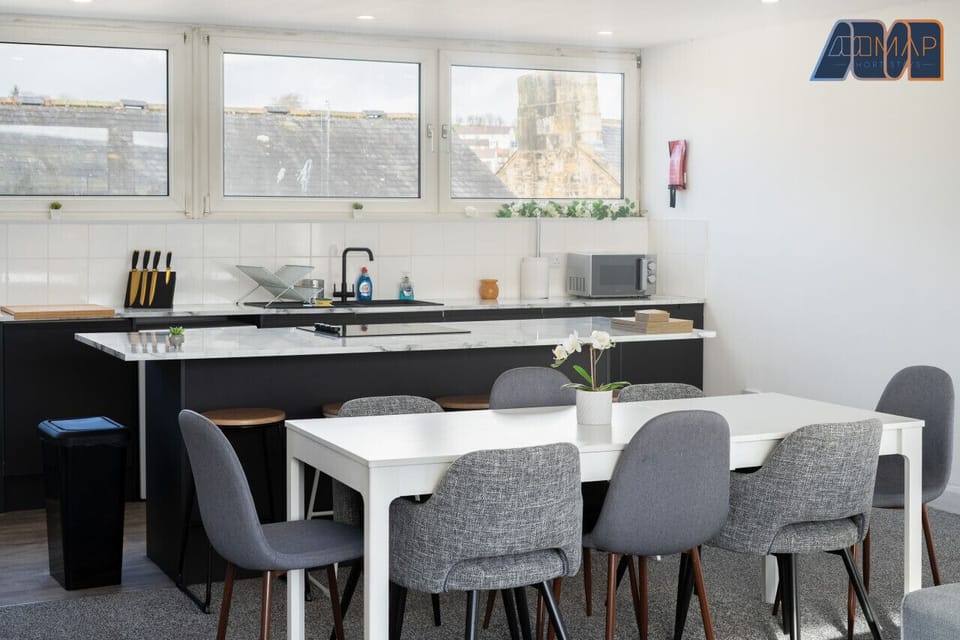 Dining area with 8 seats