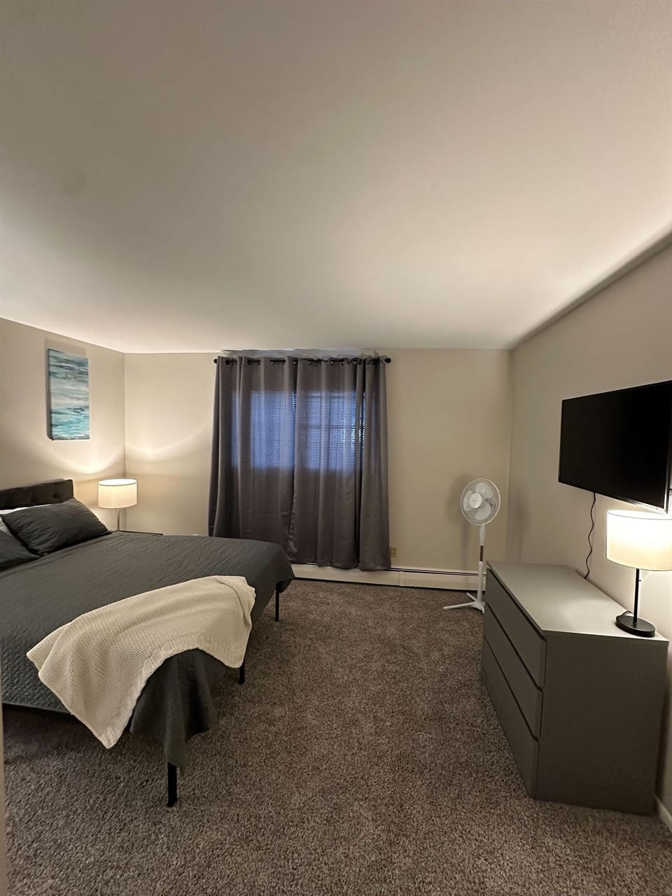 Bedroom with Queen Size bed and Smart tv