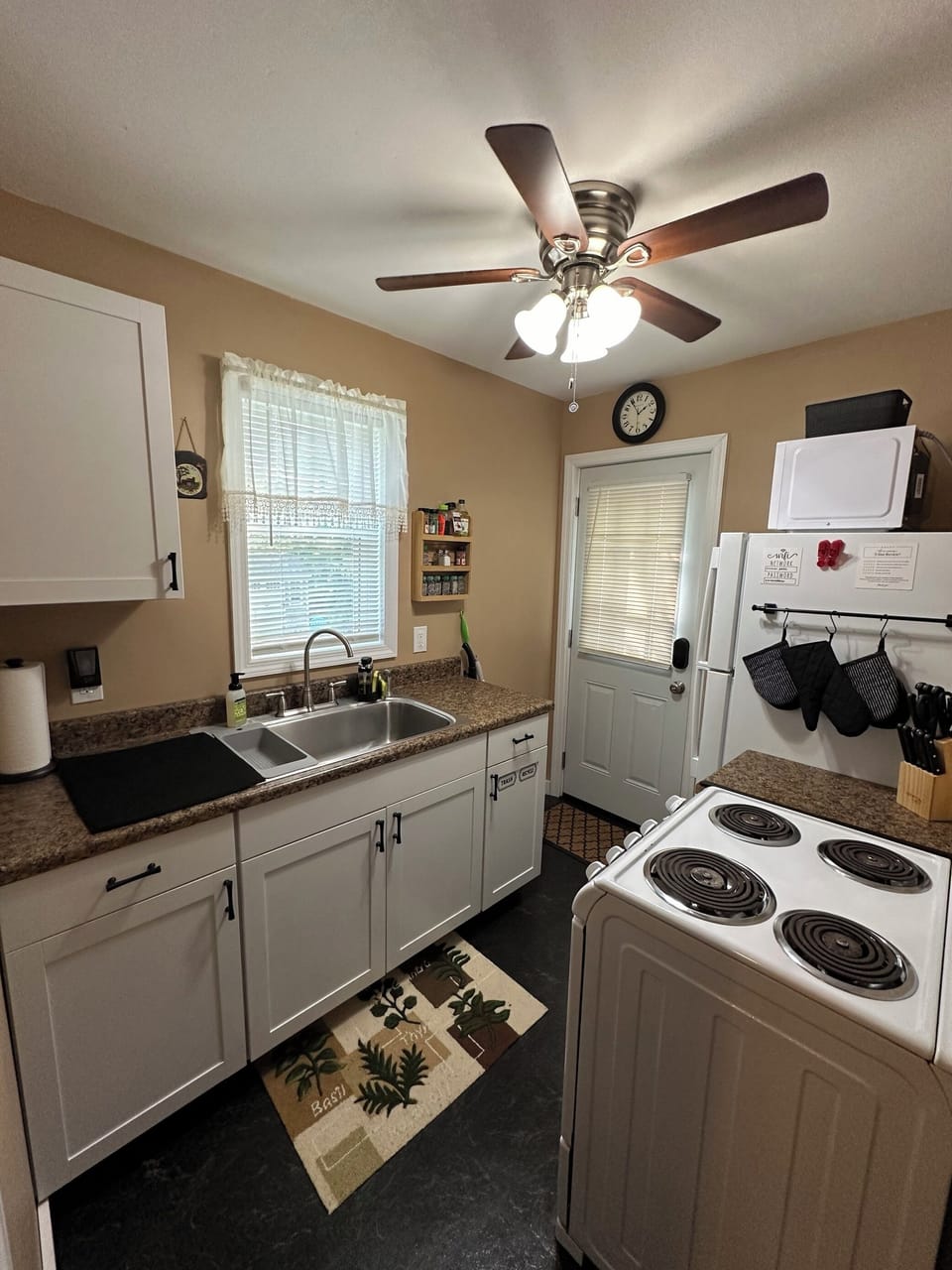 Fully equipped Kitchen with all essentials