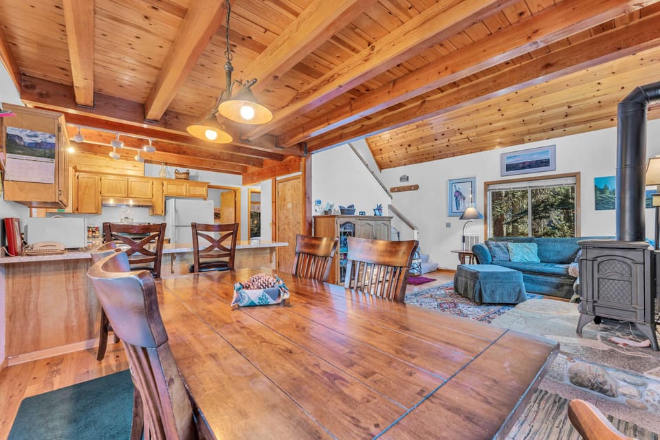 Dining Room: 5-person dining table, adjacent to living room and kitchen

