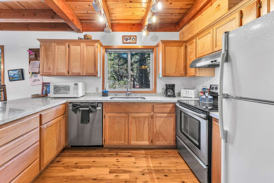 Kitchen: Well-equipped kitchen, drip coffee maker, kitchen island with/2 bar stools
