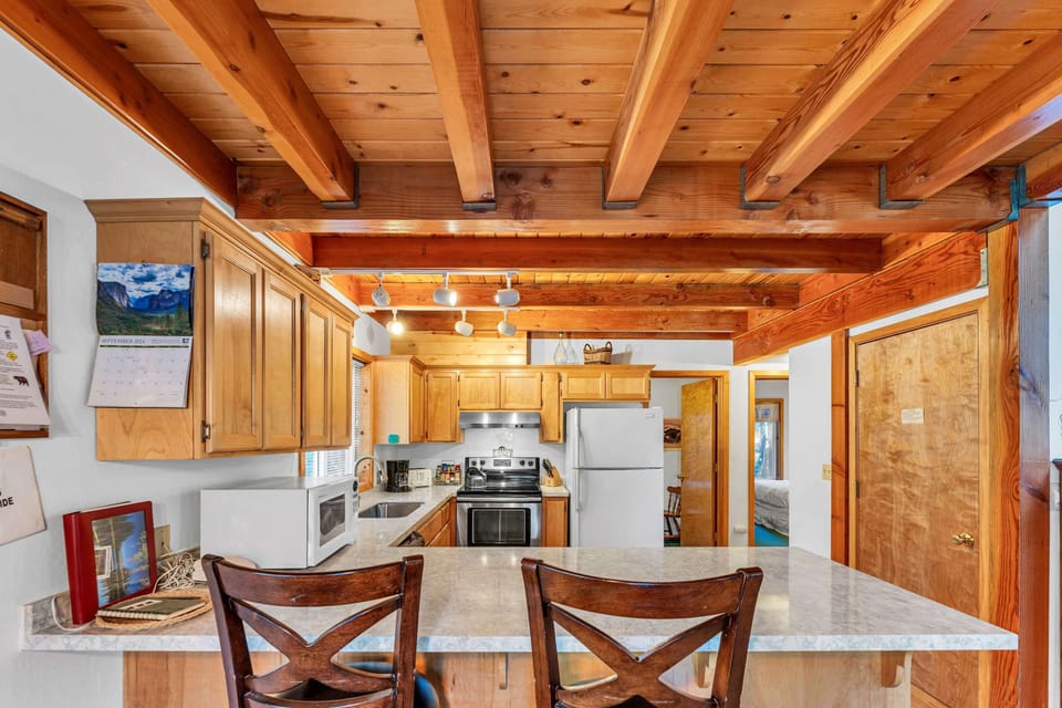 Kitchen: Well-equipped kitchen, drip coffee maker, kitchen island with/2 bar stools
