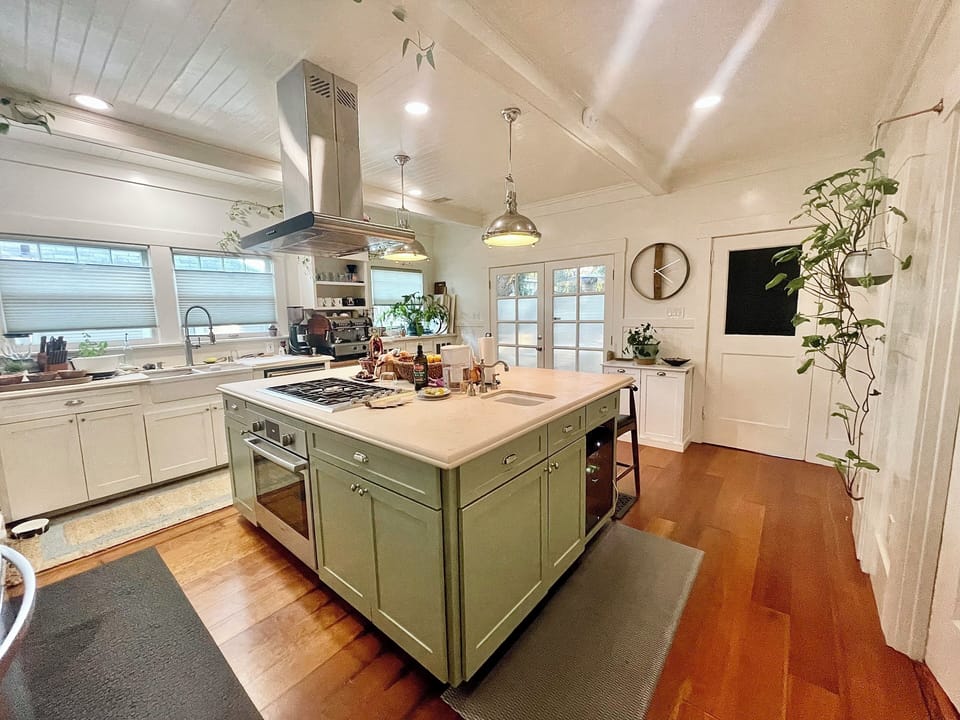Shared Kitchen with plenty of light appliances (microwave, airfyer, and mixer)