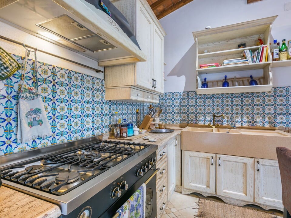 Cabinetry, Countertop, Building, Kitchen, Gas Stove, Interior Design, Architecture, Shelf, Wood, Floor