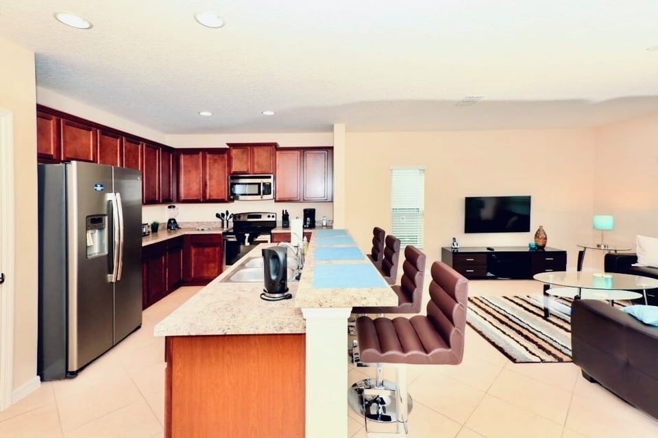 Fully fitted kitchen with breakfast bar